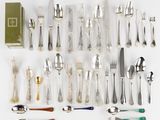 plusieurs types d'argenterie sur la table
