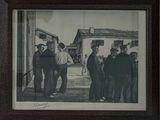 tableau représentant un groupe d'hommes debout devant un bâtiment