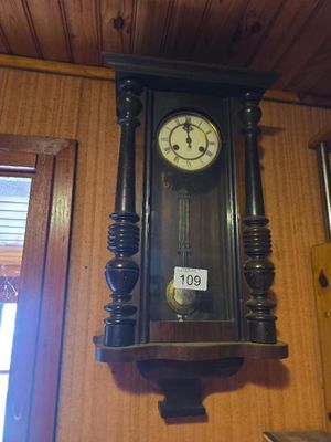 une horloge accrochée au mur de la pièce