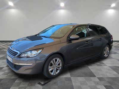 la voiture grise est garée dans le garage sur le sol en damier
