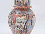 un vase muni d'un couvercle orné d'une peinture