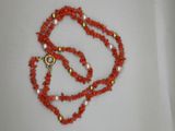 collier composé de perles de corail et de perles de culture, avec un fermoir plaqué or
