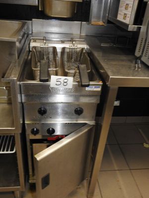 un réchaud en argent avec tout un tas de casseroles dessus