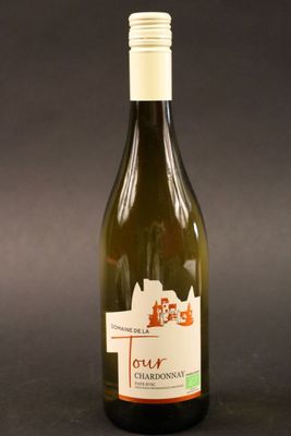 une bouteille de vin posée sur une table