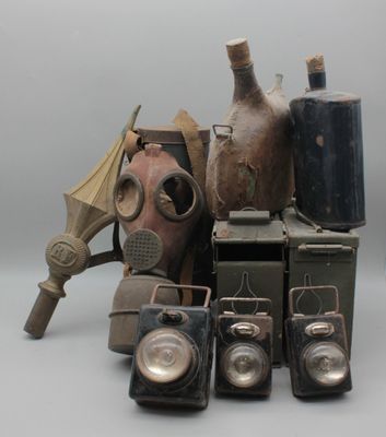 un tas d'objets anciens empilés les uns sur les autres