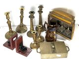 de nombreux types de bougies en laiton sur la table