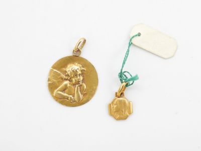 un gros plan d'une médaille d'or à laquelle est attachée une étiquette