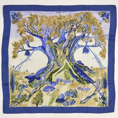 HERMÈS, Carré en twill de soie "Kuggor Tree", encadré de ble…