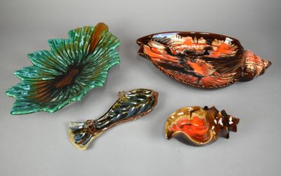 Lot de deux PLATS en céramique émaillée, l'un en forme de co…