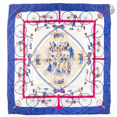 un gros plan sur un foulard carré orné de vélos