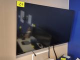 un téléviseur à écran plat posé sur un support dans une pièce