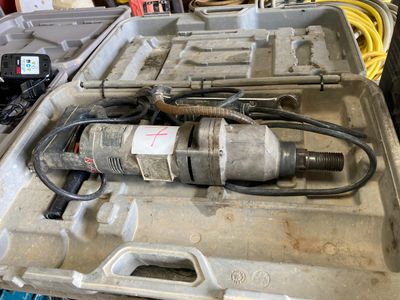 une boîte à outils contenant un marteau et d'autres outils