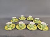 un service de six tasses à café et soucoupes vertes et jaunes