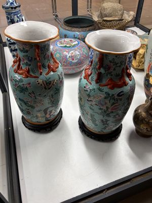 trois vases posés sur un plateau, sur le rebord d'une fenêtre