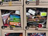plusieurs cartons empilés les uns sur les autres sur une palette