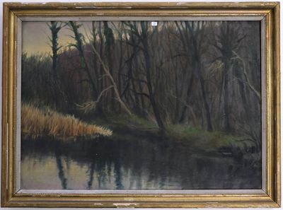 une peinture à l'huile représentant une rivière dans une zone boisée, avec des arbres en arrière-plan