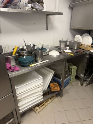 Quatre plans de travail en inox