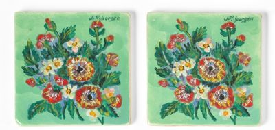 paire de dessous de verre en céramique ornés de fleurs peintes sur fond vert