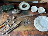 une table sur laquelle sont posés plusieurs couverts