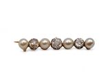 une paire de boucles d'oreilles en perles et diamants sur fond blanc