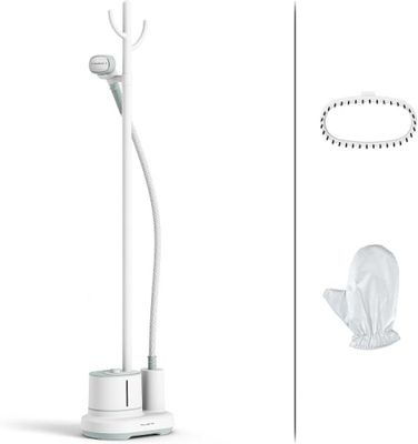 deux photos représentant une brosse de WC et un porte-papier toilette