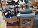 un tas de vêtements sur un chariot dans un entrepôt