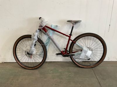 un vélo appuyé contre un mur