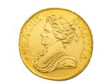 gros plan d'une pièce d'or sur fond blanc