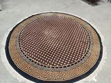 une photo d'un tapis rond dans un garage