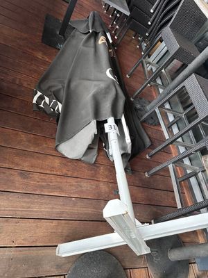 un parapluie posé par terre à côté d'une chaise