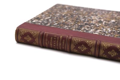 un livre posé sur une table