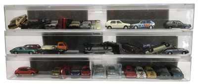une vitrine contenant un grand nombre de petites voitures