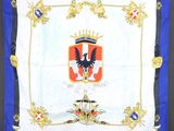 un gros plan sur une écharpe bleue et blanche ornée d'un blason