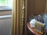 une lampe posée à côté d'un fauteuil dans une pièce