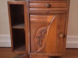 un petit meuble en bois orné d'un motif sculpté