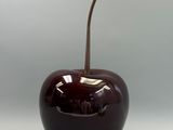 une pomme rouge avec une tige qui en sort
