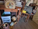 une table sur laquelle se trouvent plusieurs assiettes et bols