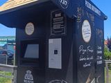 a black box with a sign on it that says pizzas britssonnoles