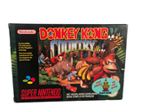 une image représentant une boîte du jeu « Donkey Kong Country » sur fond blanc