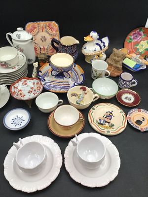 de nombreux types de plats et de tasses sur la table