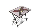 une image représentant une petite table ornée d'un motif d'oiseau