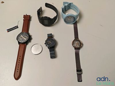 trois montres différentes et une montre posée sur une table