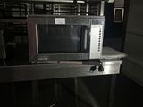 un micro-ondes posé sur une table dans une pièce