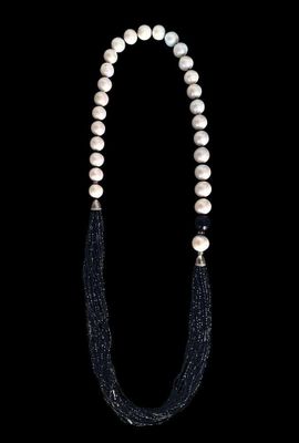 gros plan d'un collier sur fond noir