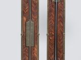 paire d'horloges de parquet anciennes en laiton et bois, avec pendules