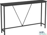 une console en métal noir avec un plateau en bois