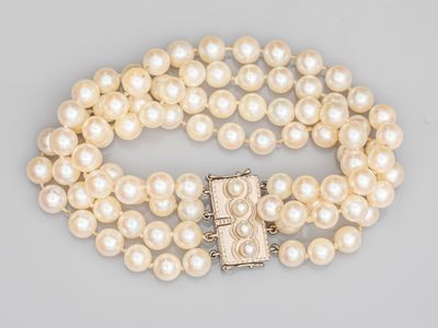 un gros plan sur un bracelet orné de perles et muni d'un fermoir