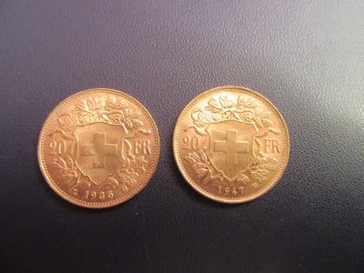 deux pièces d'or posées l'une sur l'autre sur une table