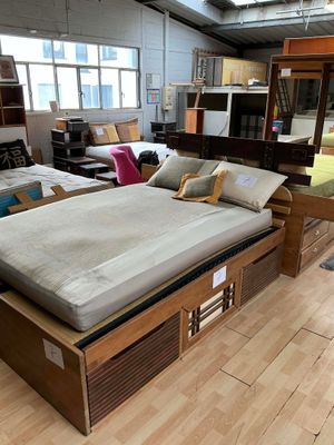 un lit en bois sur lequel est posé un matelas