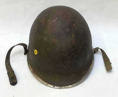 un casque posé sur une surface blanche